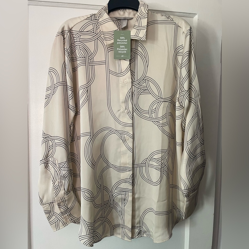 🆕 New with tags H&M Satin look button down blouse